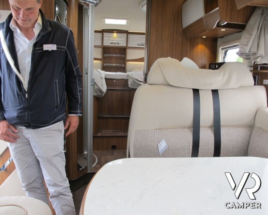 Hymer Tramp 678 CL Gold Limited: camper semintegrale nuovo in versione speciale con letti gemelli in coda e ampio garage, letto basculante su dinette