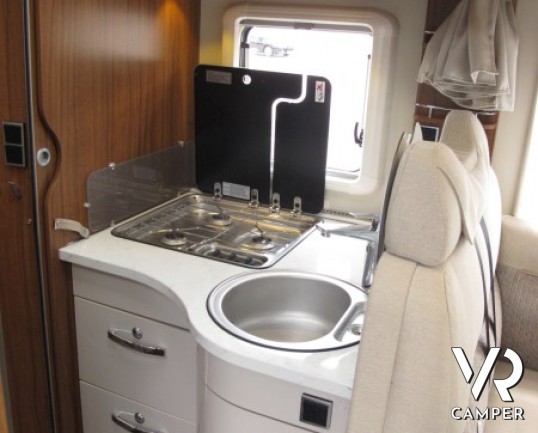 Hymer Tramp 678 CL Gold Limited: camper semintegrale nuovo in versione speciale con letti gemelli in coda e ampio garage, letto basculante su dinette