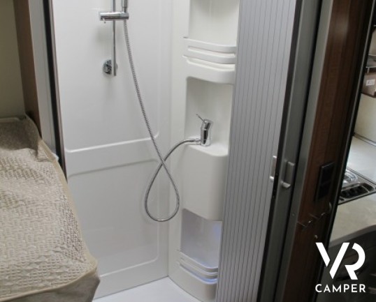 Hymer Tramp 678 CL Gold Limited: camper semintegrale nuovo in versione speciale con letti gemelli in coda e ampio garage, letto basculante su dinette