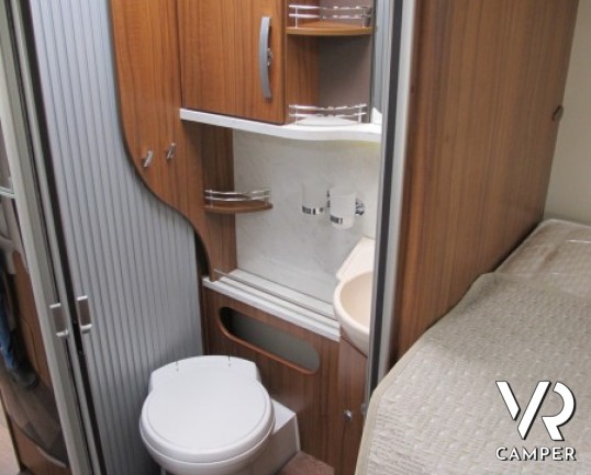 Hymer Tramp 678 CL Gold Limited: camper semintegrale nuovo in versione speciale con letti gemelli in coda e ampio garage, letto basculante su dinette