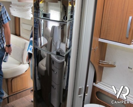 Hymer Tramp 678 CL Gold Limited: camper semintegrale nuovo in versione speciale con letti gemelli in coda e ampio garage, letto basculante su dinette