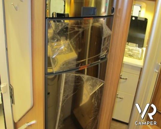 Hymer Tramp 678 CL Gold Limited: camper nuovo Hymer in versione speciale con letto basculante, letti gemelli e dinette a "L" grande.