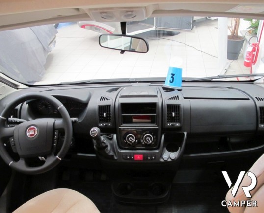 Hymer Tramp 678 CL Gold Limited: camper nuovo Hymer in versione speciale con letto basculante, letti gemelli e dinette a "L" grande.