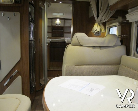 Hymer Tramp 678 CL Gold Limited: camper nuovo Hymer in versione speciale con letto basculante, letti gemelli e dinette a "L" grande.