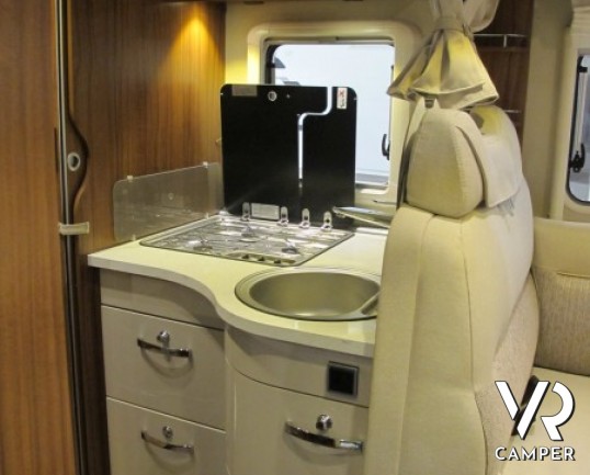 Hymer Tramp 678 CL Gold Limited: camper nuovo Hymer in versione speciale con letto basculante, letti gemelli e dinette a "L" grande.