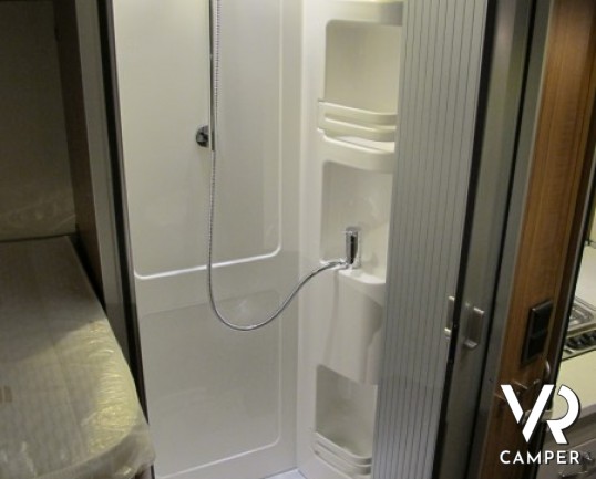 Hymer Tramp 678 CL Gold Limited: camper nuovo Hymer in versione speciale con letto basculante, letti gemelli e dinette a "L" grande.