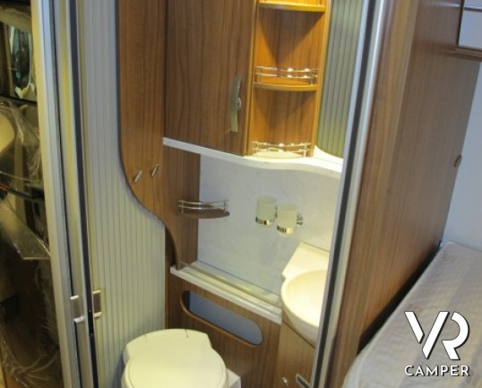 Hymer Tramp 678 CL Gold Limited: camper nuovo Hymer in versione speciale con letto basculante, letti gemelli e dinette a "L" grande.