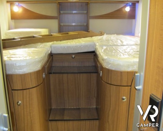 Hymer Tramp 678 CL Gold Limited: camper nuovo Hymer in versione speciale con letto basculante, letti gemelli e dinette a "L" grande.