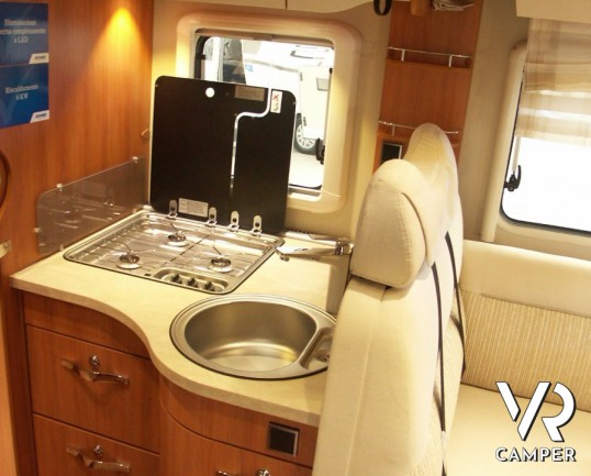 Hymer Tramp 678 cl: semintegrale su Ducato con letti gemelli, ampio garage e letto basculante in italian Edition.