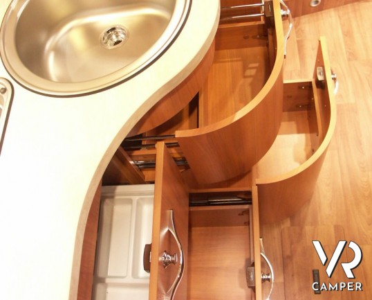 Hymer Tramp 678 cl: semintegrale su Ducato con letti gemelli, ampio garage e letto basculante in italian Edition.