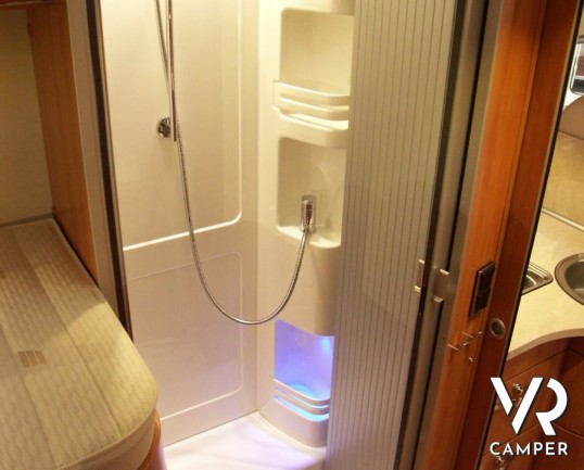 Hymer Tramp 678 cl: semintegrale su Ducato con letti gemelli, ampio garage e letto basculante in italian Edition.