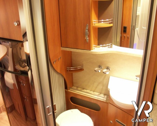 Hymer Tramp 678 cl: semintegrale su Ducato con letti gemelli, ampio garage e letto basculante in italian Edition.