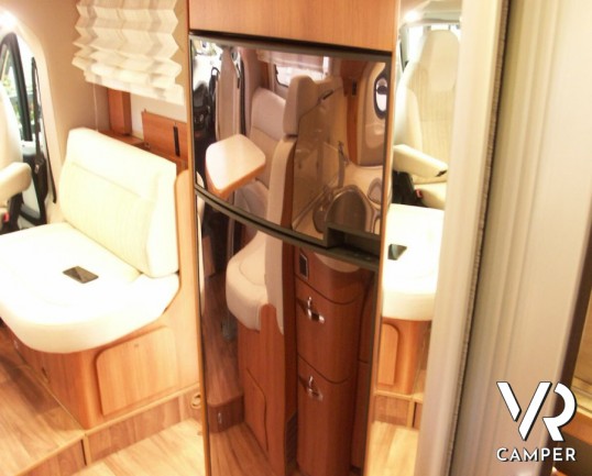 Hymer Tramp 678 cl: semintegrale su Ducato con letti gemelli, ampio garage e letto basculante in italian Edition.