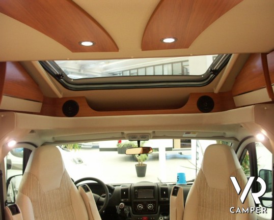 Hymer Tramp 678 cl: semintegrale su Ducato con letti gemelli, ampio garage e letto basculante in italian Edition.