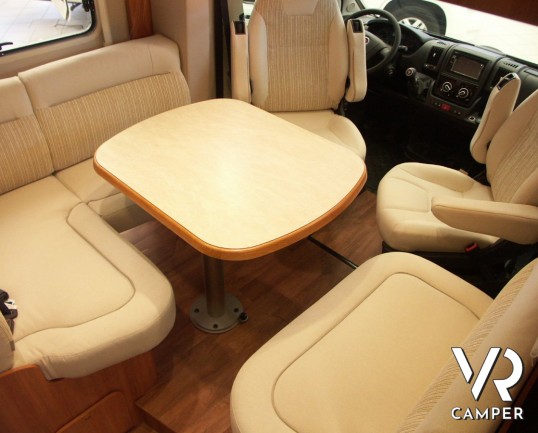 Hymer Tramp 678 cl: semintegrale su Ducato con letti gemelli, ampio garage e letto basculante in italian Edition.