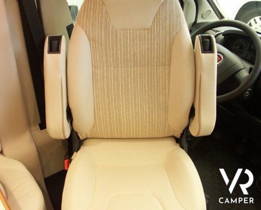 Hymer Tramp 678 cl: semintegrale su Ducato con letti gemelli, ampio garage e letto basculante in italian Edition.