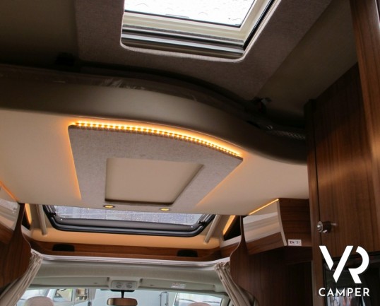 Hymer Tramp 678 CL: nuovo semintegrale con letti gemelli posteriori e ampio garage, 4 posti con letto basculante e ampia dinette