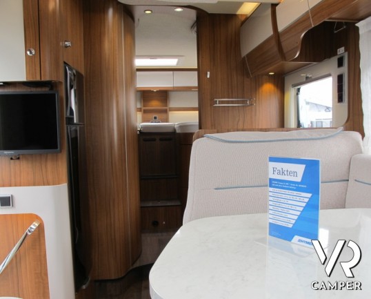 Hymer Tramp 678 CL: nuovo semintegrale con letti gemelli posteriori e ampio garage, 4 posti con letto basculante e ampia dinette