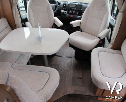 Hymer Tramp 678 CL: nuovo semintegrale con letti gemelli posteriori e ampio garage, 4 posti con letto basculante e ampia dinette