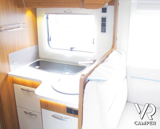 Hymer Tramp 678 CL: nuovo semintegrale con letti gemelli posteriori e ampio garage, 4 posti con letto basculante e ampia dinette