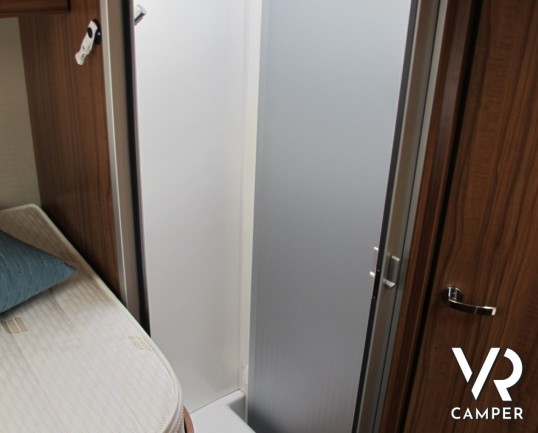Hymer Tramp 678 CL: nuovo semintegrale con letti gemelli posteriori e ampio garage, 4 posti con letto basculante e ampia dinette
