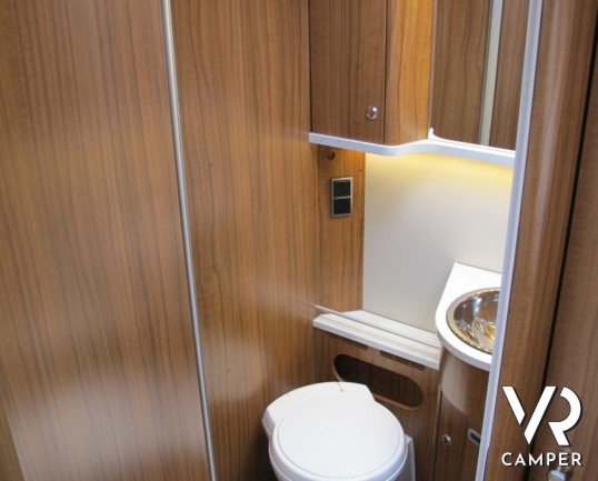 Hymer Tramp 678 CL: nuovo semintegrale con letti gemelli posteriori e ampio garage, 4 posti con letto basculante e ampia dinette