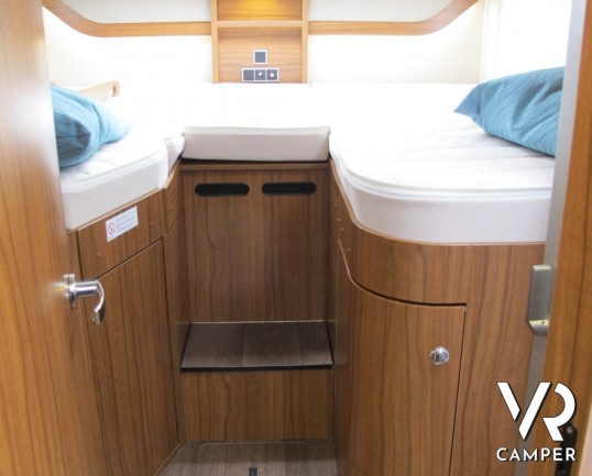 Hymer Tramp 678 CL: nuovo semintegrale con letti gemelli posteriori e ampio garage, 4 posti con letto basculante e ampia dinette
