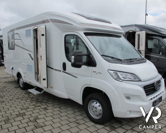 Hymer Tramp 698 CL: camper nuovo semintegrale con letto nautico posteriore e letto basculante su ampia dinette. Bagno e doccia separati con frigo gran