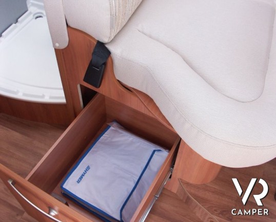 Hymer Van 314 SL: semintegrale piccolo con garage e doppio pavimento