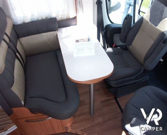 Hymer Van 314 SL: semintegrale piccolo con garage e doppio pavimento