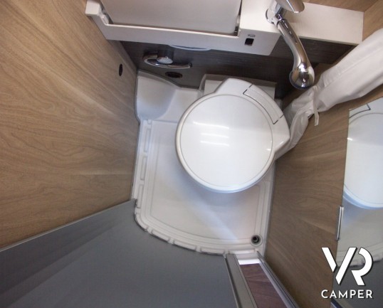 Hymer Car Ayes Rock: furgone 2 posti compatto con letto matrimoniale in coda e bagno