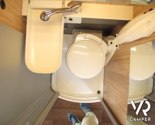 Hymer Car Ayes Rock: camper furgonato con letto sul tetto per i 4 posti di lunghezza 5,41 metri