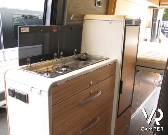 HymerCar Grand Canyon: camper puro attrezzato per le vacanze con letto matrimoniale posteriore e frigorifero grande