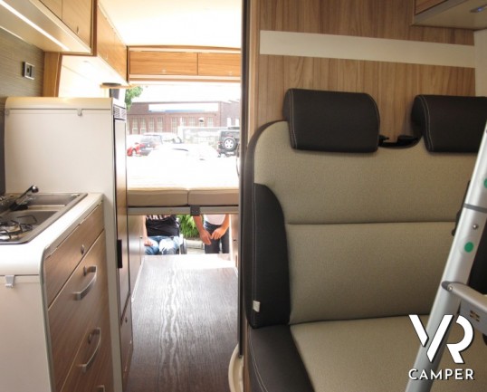 HymerCar Grand Canyon: camper puro attrezzato per le vacanze con letto matrimoniale posteriore e frigorifero grande