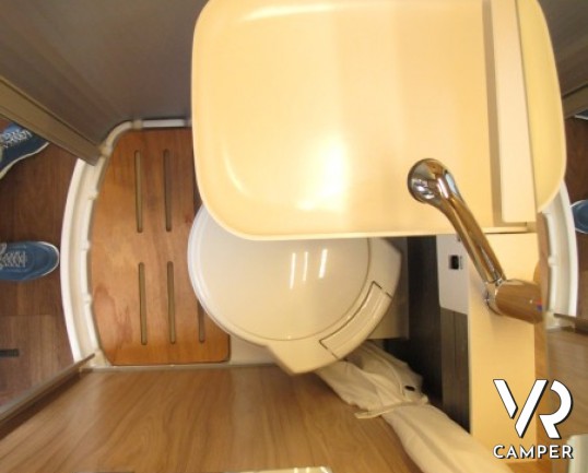 HymerCar Grand Canyon: camper puro attrezzato per le vacanze con letto matrimoniale posteriore e frigorifero grande