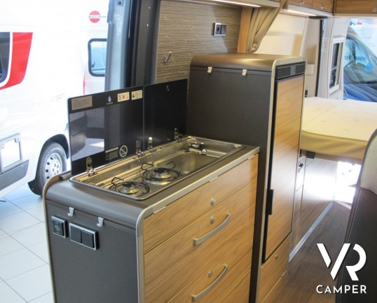 HymerCar Grand Canyon: furgonato su mercedes benz con letto matrimoniale in coda e possibilità di letto sul tetto apribile