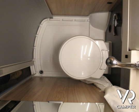 HymerCar Grand Canyon: furgonato su mercedes benz con letto matrimoniale in coda e possibilità di letto sul tetto apribile