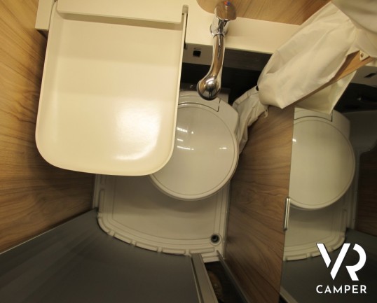 HymerCar Grand Canyon: furgonato su mercedes benz con letto matrimoniale in coda e possibilità di letto sul tetto apribile