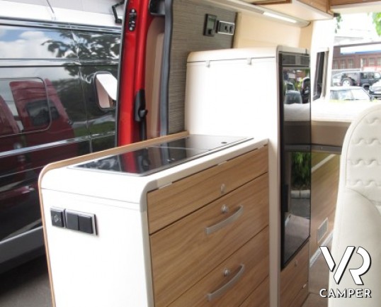 HymerCar Grand Canyon S: camper furgonato su mercedes con trazione posteriore, frigorifero grande e ampio letto posteriore.