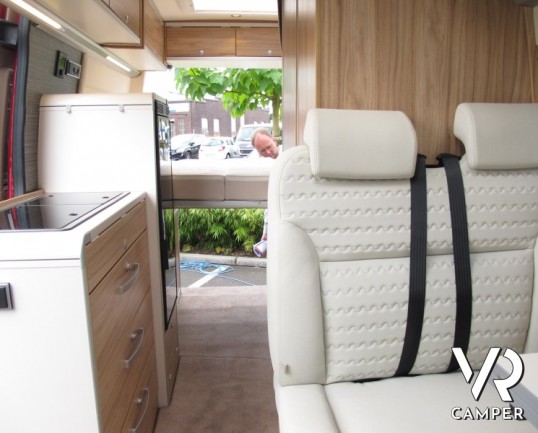 HymerCar Grand Canyon S: camper furgonato su mercedes con trazione posteriore, frigorifero grande e ampio letto posteriore.