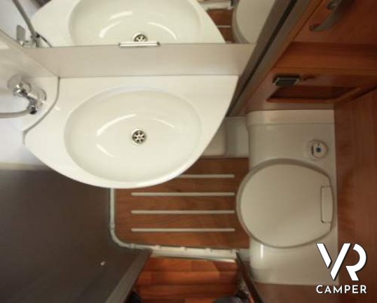 Hymer Exsis-I 504: camper motorhome nuovo di piccole dimensioni con letto matrimoniale, garage per scooter, letto basculante.