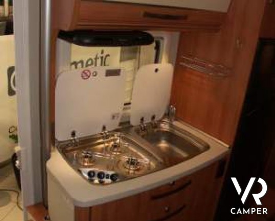 Hymer Exsis-I 504: camper motorhome nuovo di piccole dimensioni con letto matrimoniale, garage per scooter, letto basculante.