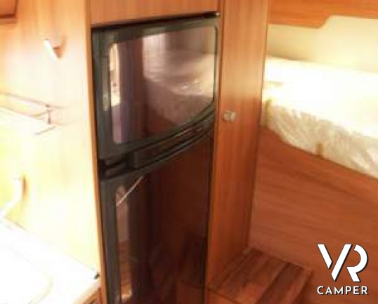 Hymer Exsis-I 504: camper motorhome nuovo di piccole dimensioni con letto matrimoniale, garage per scooter, letto basculante.