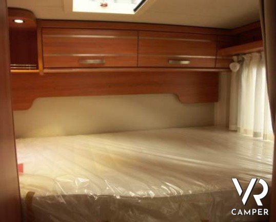 Hymer Exsis-I 504: camper motorhome nuovo di piccole dimensioni con letto matrimoniale, garage per scooter, letto basculante.