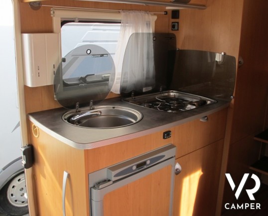 Itineo 610 G: camper motorhome in vendita usato a Torino, compatto, 4 posti con garage e ampia vivibilità interna