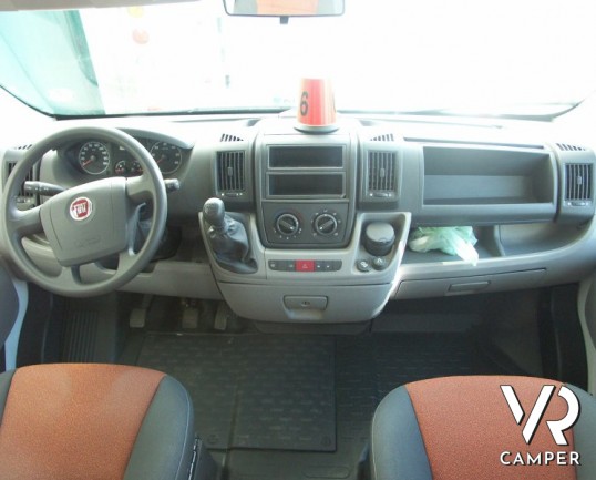 Joint Z330: occasione camper compatto, 4 posti letto di piccole dimensioni.