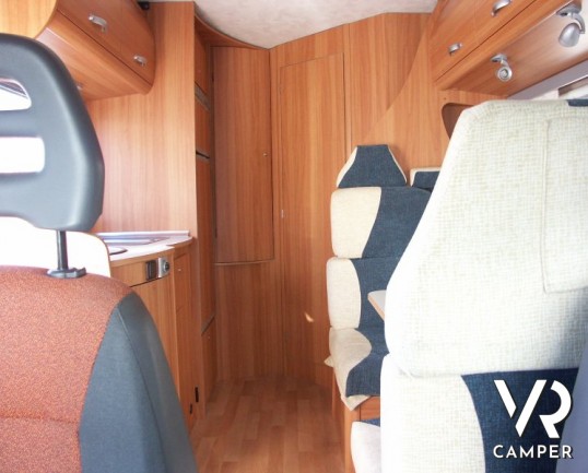 Joint Z330: occasione camper compatto, 4 posti letto di piccole dimensioni.