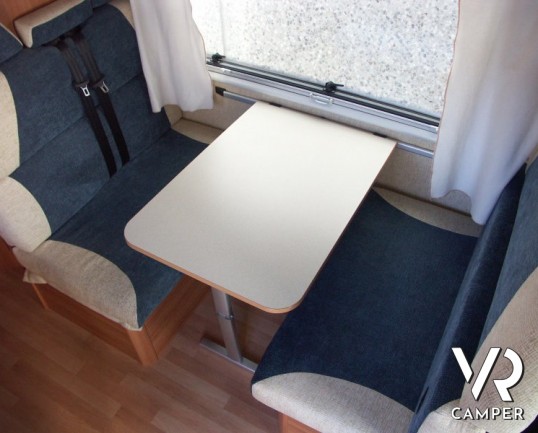 Joint Z330: occasione camper compatto, 4 posti letto di piccole dimensioni.