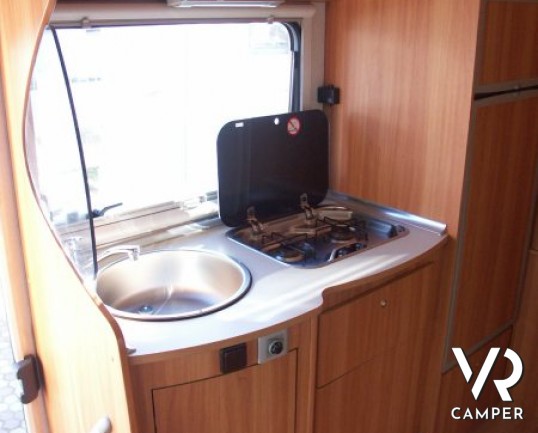 Joint Z330: occasione camper compatto, 4 posti letto di piccole dimensioni.