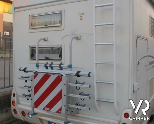 Kentucky Estro 6S: camper usato mansardato su meccanica Ford da 140CV, con letti a castello in coda, dinette avanzata con divano laterale e full optio